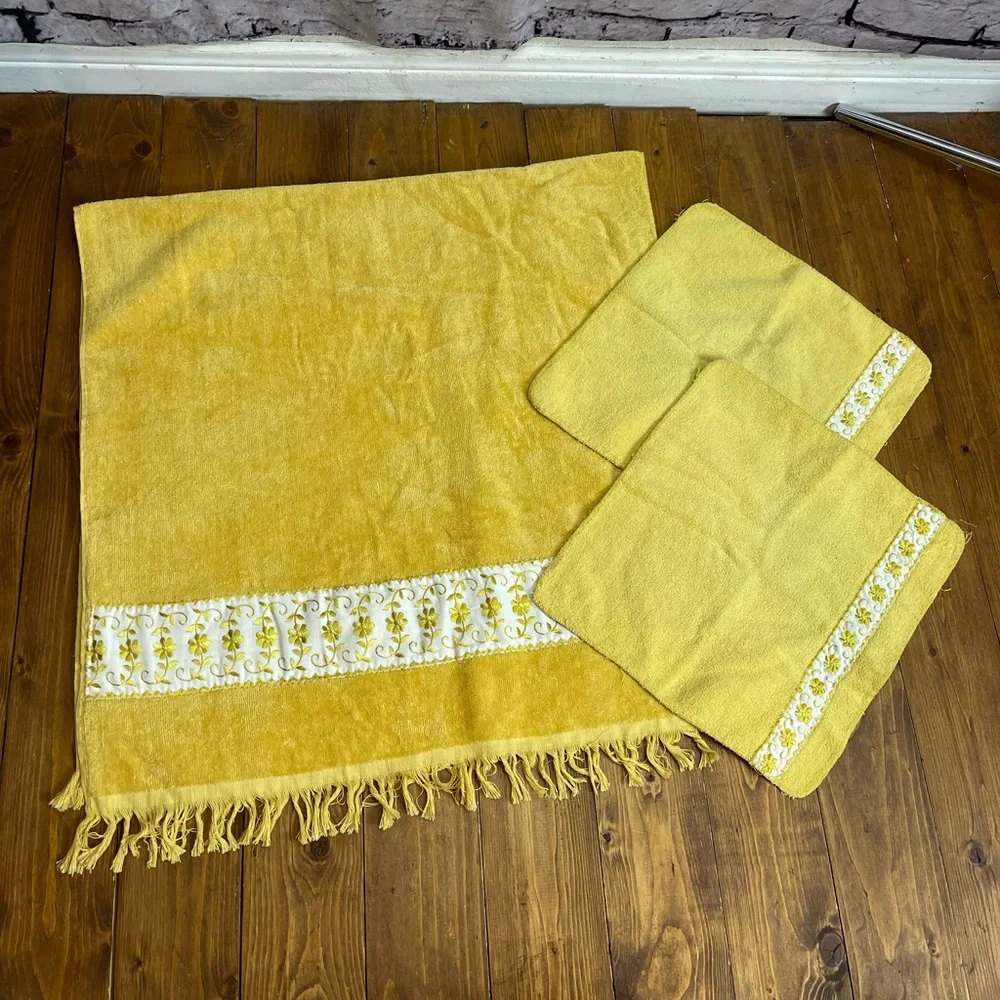 Vintage cannon Monticello bath towel and washcloths golden yellow